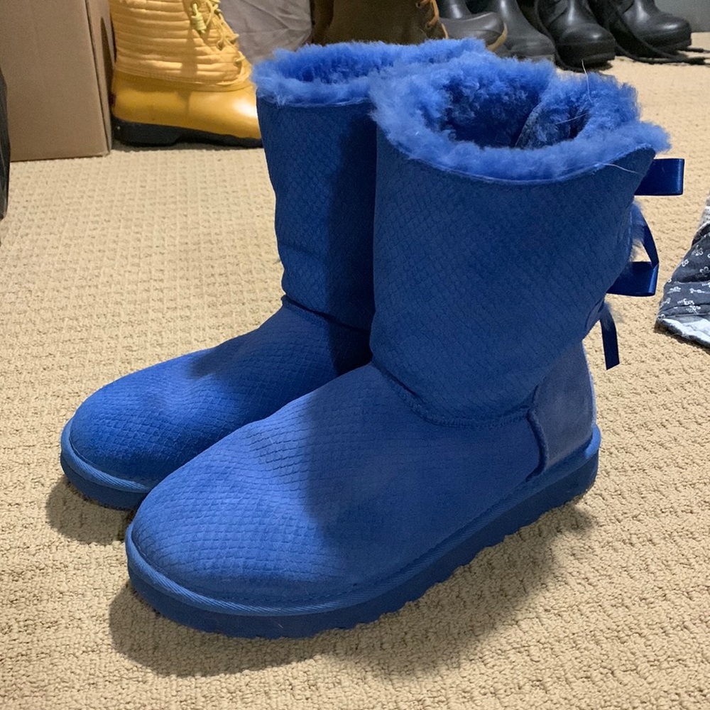 Ugg blue snakeskin bow in back boots, size 7